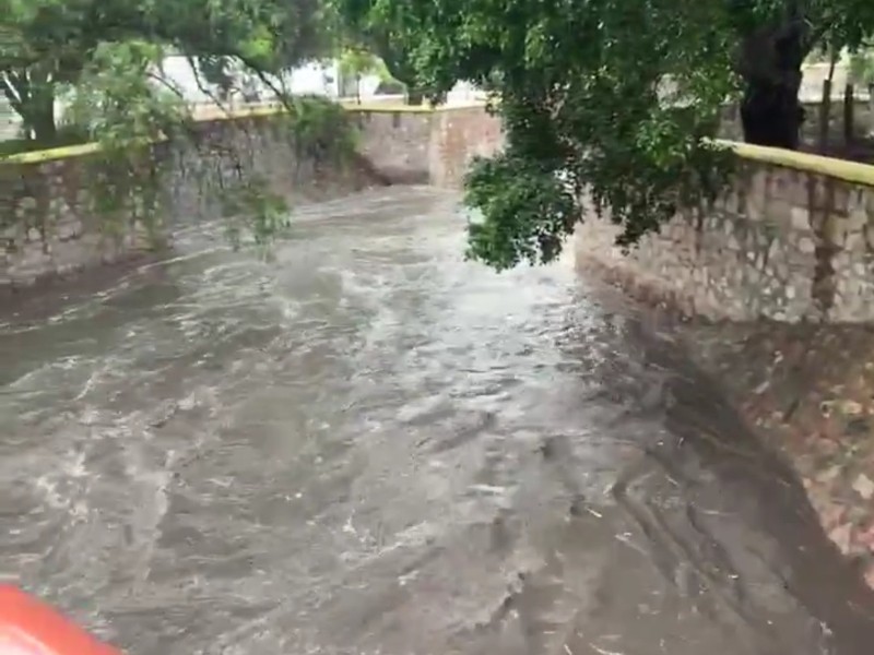 Río Querétaro en riesgo de desborde tras lluvias, alertan vecinos