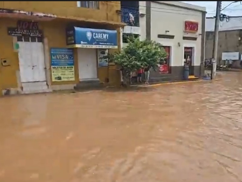 Río se desborda en Ahuacatlán tras lluvias y deja inundaciones