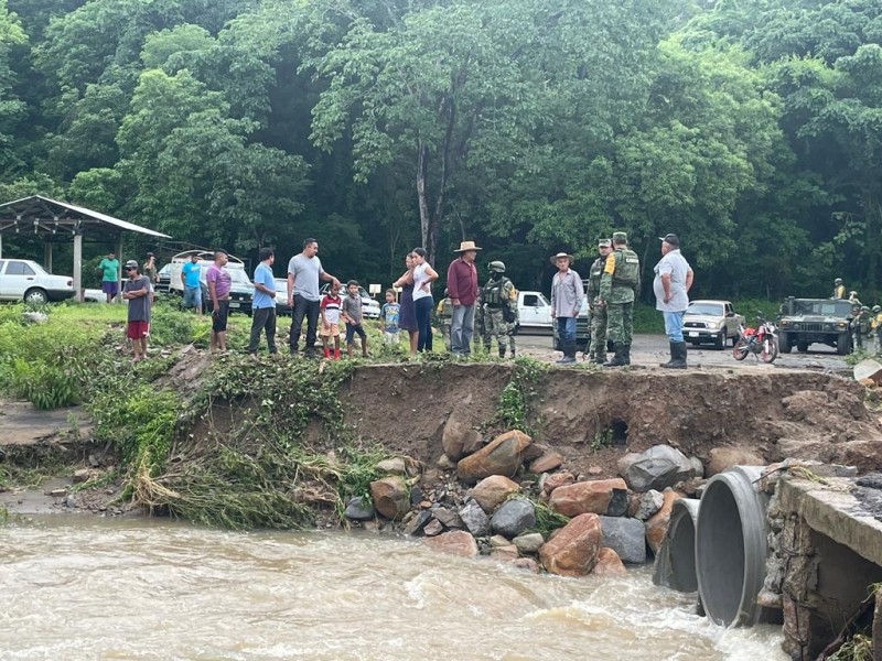 Río se lleva puente en El Naranjo, en Coahuayutla