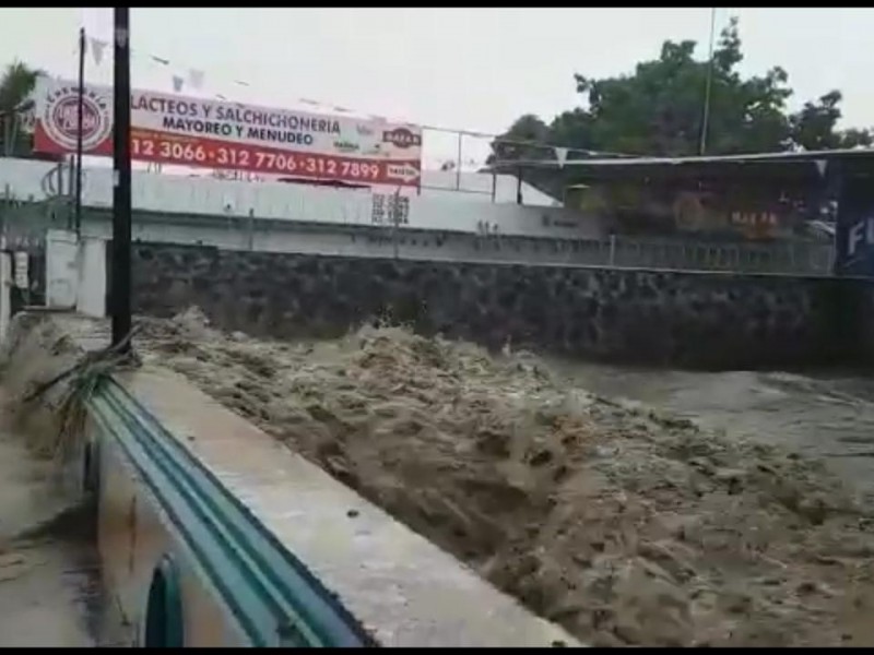 Ríos desbordados, árboles caídos y vehículos arrastrados, saldo de lluvia