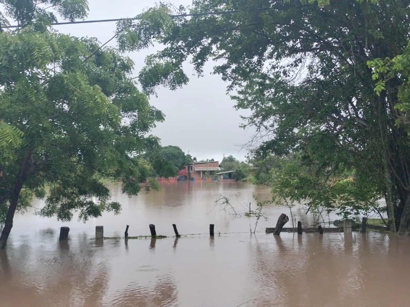 Ríos y Arroyos Desbordan por fuertes lluvias en Escuinapa