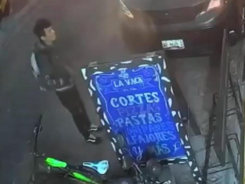 Roban bicicleta y muñeco de Chucky; cámaras exhiben dos casos en Puebla