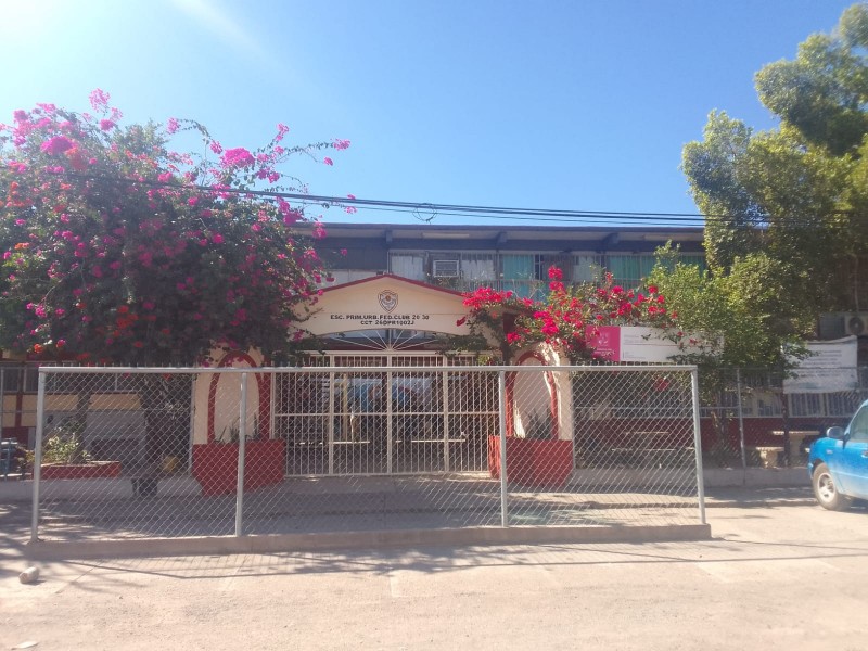 Roban cableado en primaria y alumnos estudian fuera de aulas