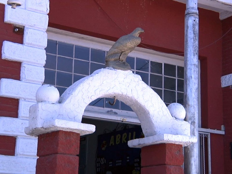 Roban campana histórica de escuela primaria Pestalozzi