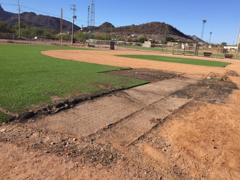 Roban campo sintético de la unidad deportiva