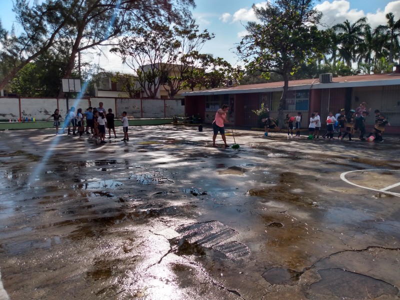 Roban dos escuelas en Veracruz