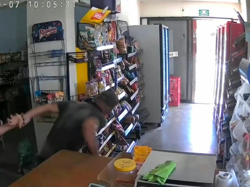 Roban dos mil pesos de una miscelánea
