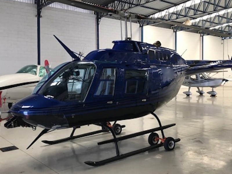 Roban helicóptero de un hangar del AICM