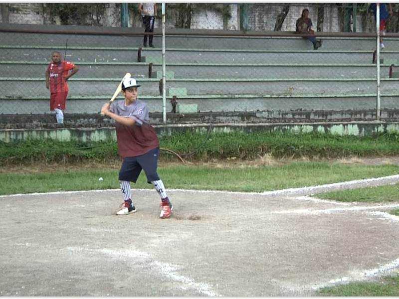 Roban indumentaria de escuela de béisbol en Coatepec