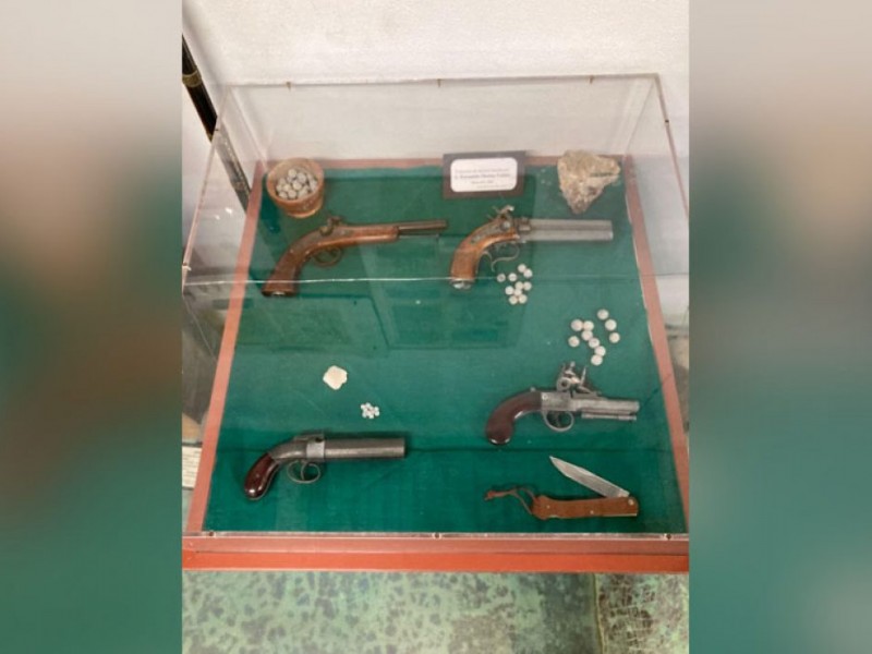 Roban réplica de pistola antigua del Museo Naval de Acapulco