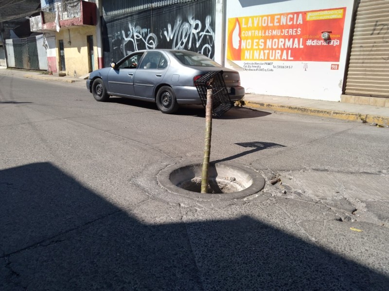 Roban tapa de alcantarilla en calle ejido