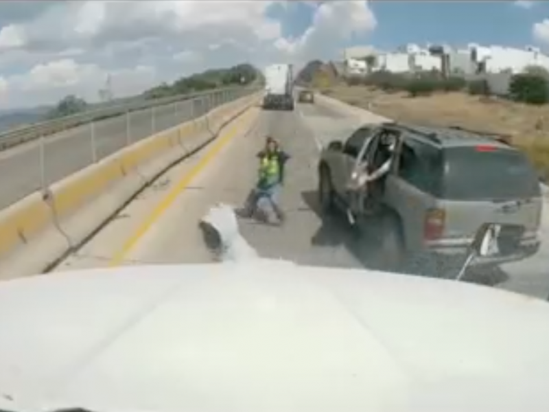 Roban trailer en carretera Irapuato a Querétaro