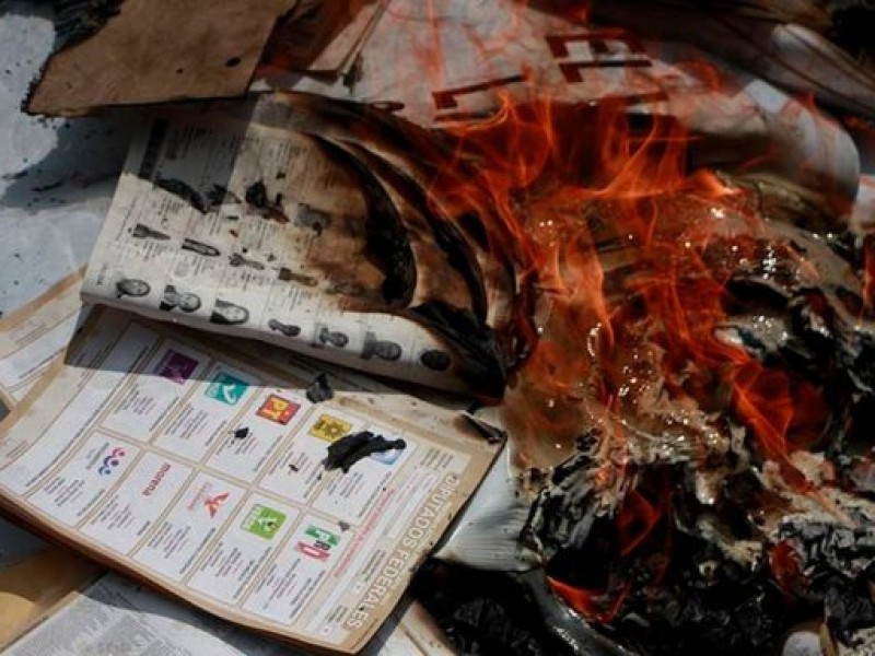 Roban y queman boletas electorales en Oaxaca