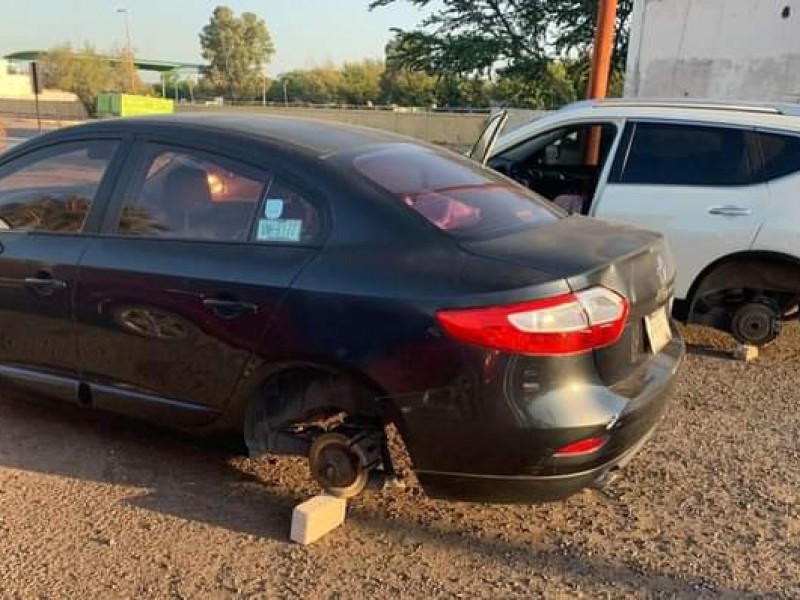 Robaron sus llantas mientras trabajaban por la noche