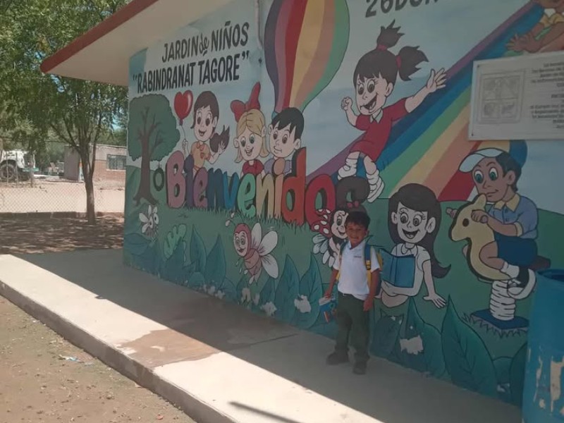 Después de varias cirugías, Robertito mejora de salud y va al Kinder