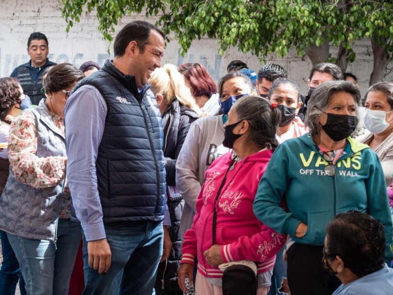 Roberto Cabrera visita comunidades