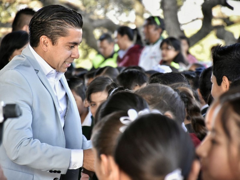 Roberto Sosa apoya la educación