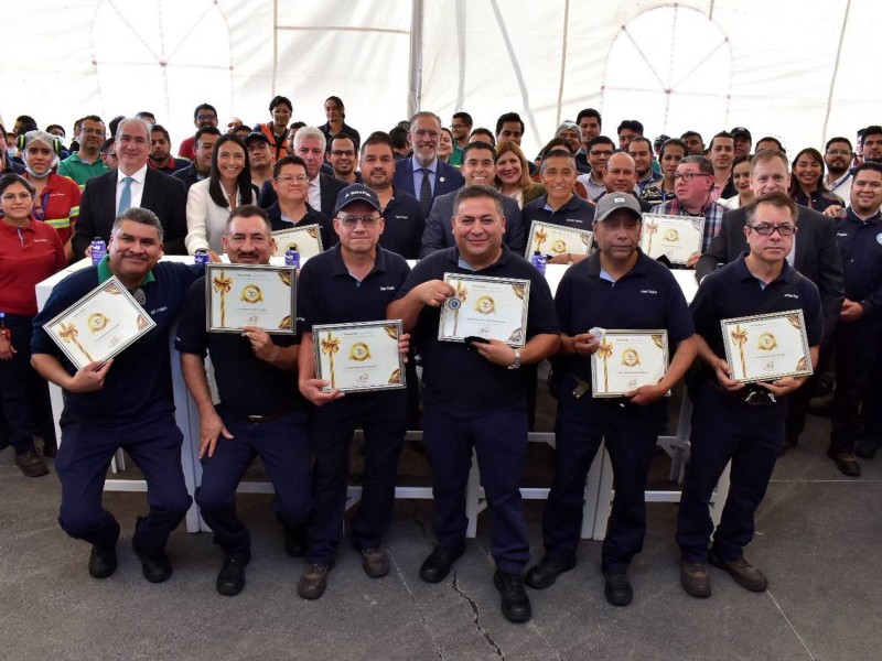 Roberto Sosa Pichardo felicita a Tetra Pak por 30 años