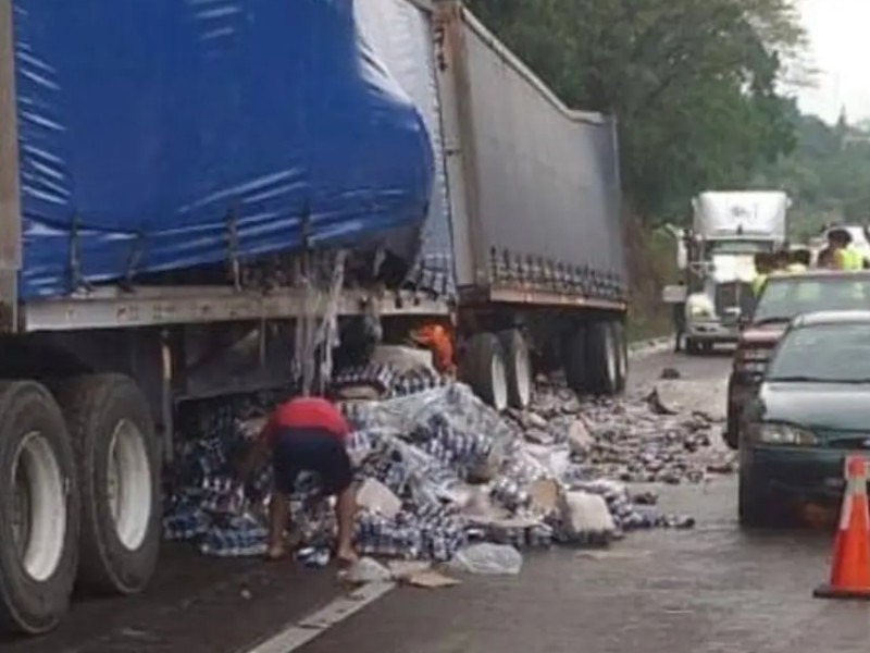 Robo de cerveza en volcadura de tráiler en Veracruz