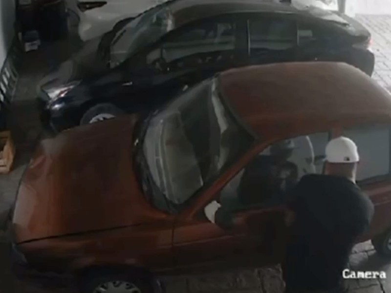 Robo de vehículo en hotel de Teoloyucan queda grabado en video