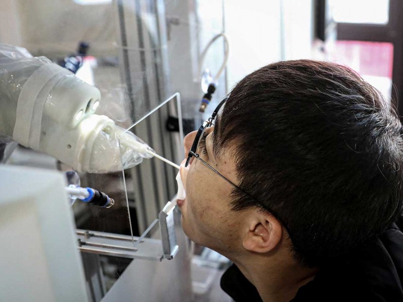 Robot hace pruebas de Covid-19 en China