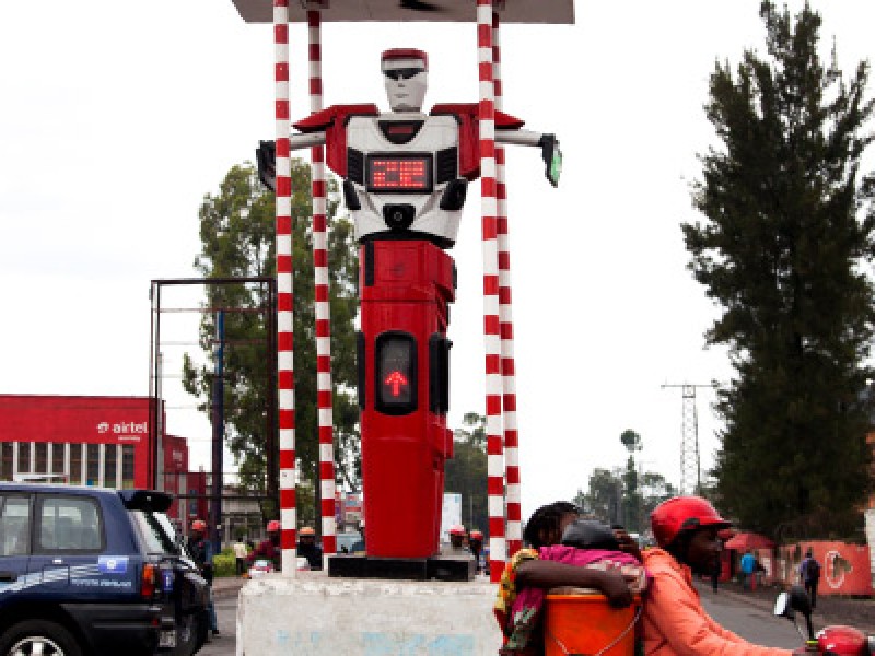 Un robot policía dicta ley en el Congo