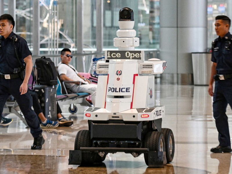 Robots patrullan el aeropuerto de Singapur