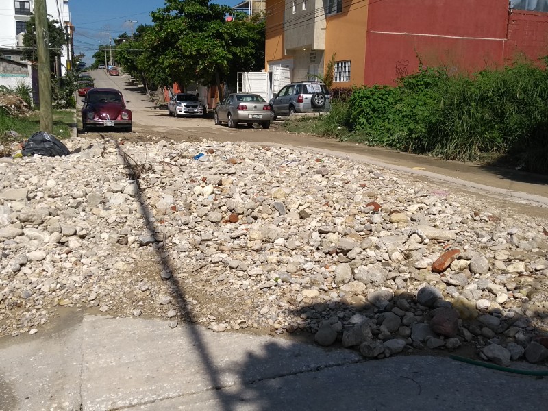 Rocas impiden el libre tránsito sobre vialidad