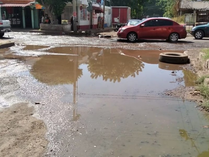 Rodeados de agua negras vecinos de la primero de mayo