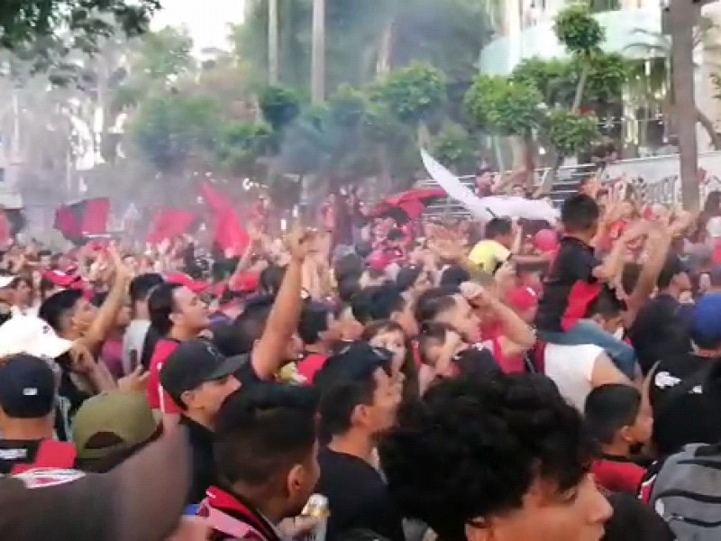 Rojinegros brindaron serenata a Atlas previo a Final de Ida