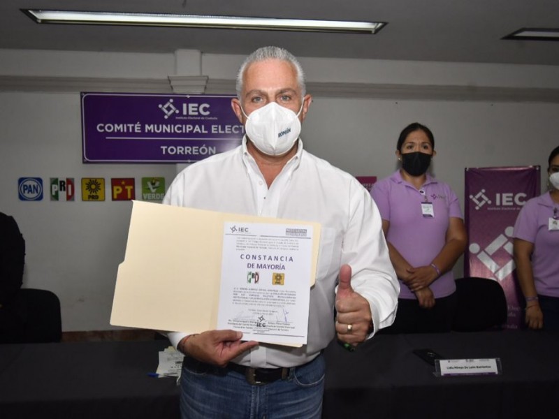 Ya es alcalde electo; Román recibe constancia de mayoría