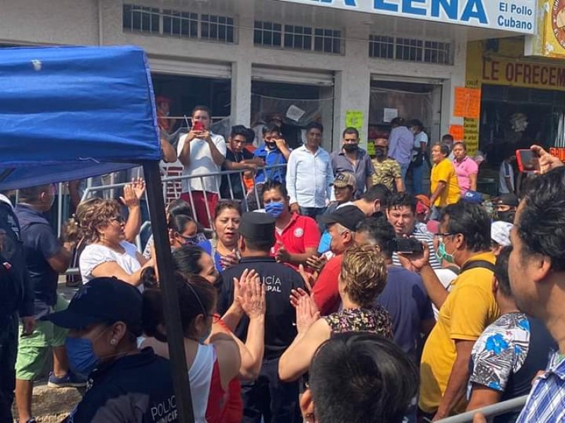 Rompen locatarios cercos sanitarios en mercados del centro de Tuxtla