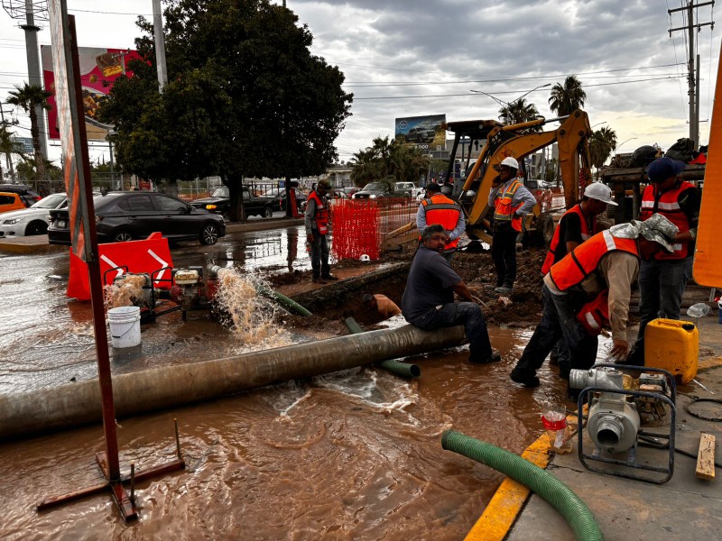 Rompen tubería de agua potable durante trabajos del Sistema Vial Abastos-Independencia