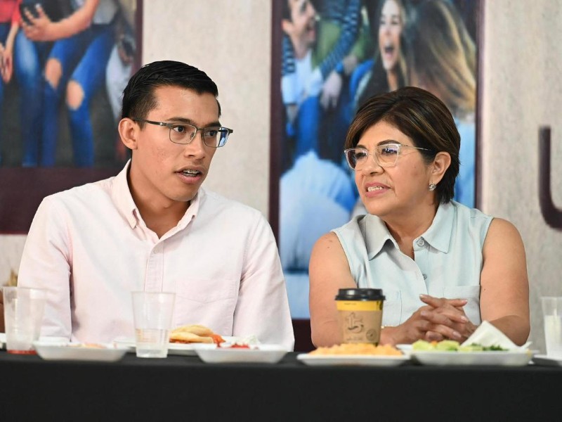 Rosa María propone programa municipal de becas para estudiantes