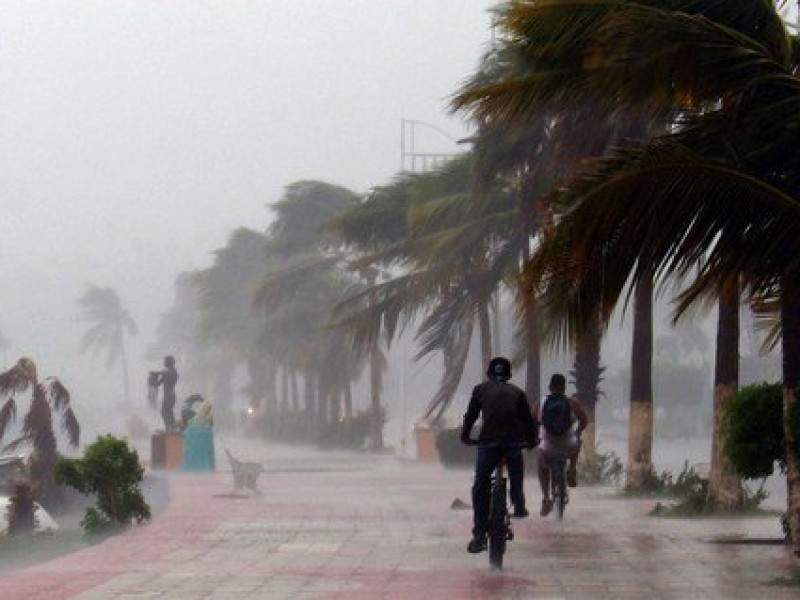 Rosa se acerca a costas de Baja California