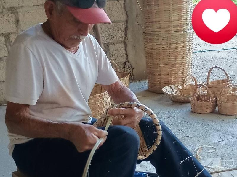 Rosalino Alonso mantiene viva la tradición artesanal con canastos elaborados de penca