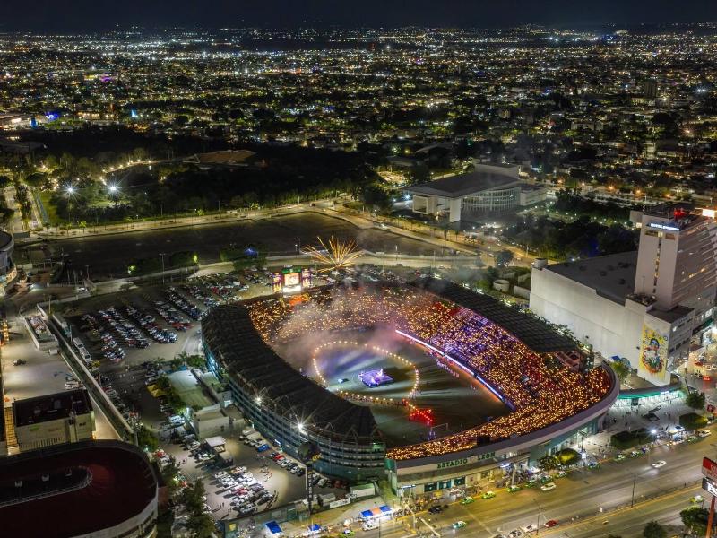Rosario Viviente ilumina León con velas y homenaje a Mártires Cristeros