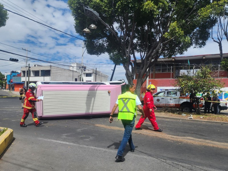 RS25 se vuelca y deja 8 lesionados