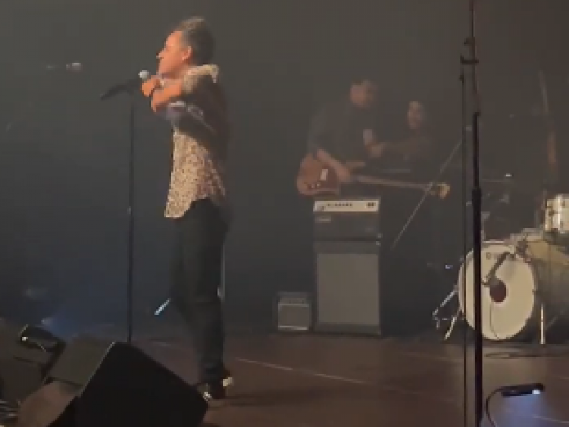 Rubén Albarrán destroza muñeco de Dr. Simi en pleno concierto