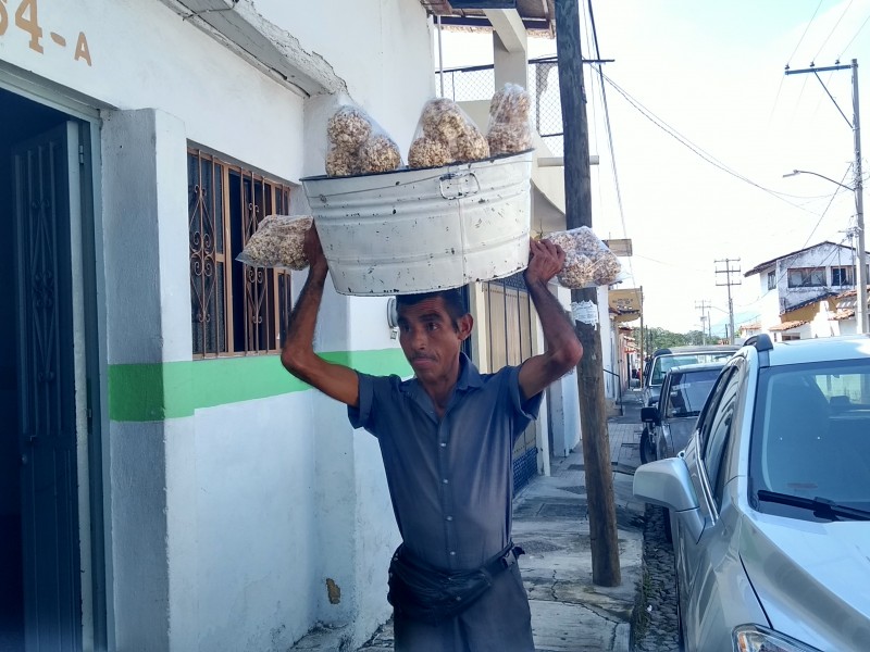 Rubén lleva 30 vendiendo bolas de maíz palomero