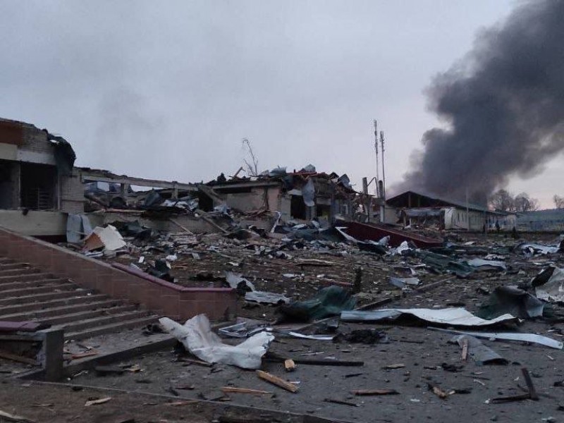 Rusia bombardea base militar de Yavoriv, cercana a Polonia