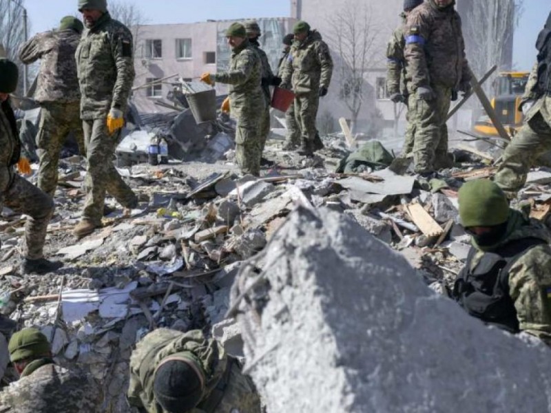 Rusia bombardea cuartel militar en Ucrania; hay decenas de muertos