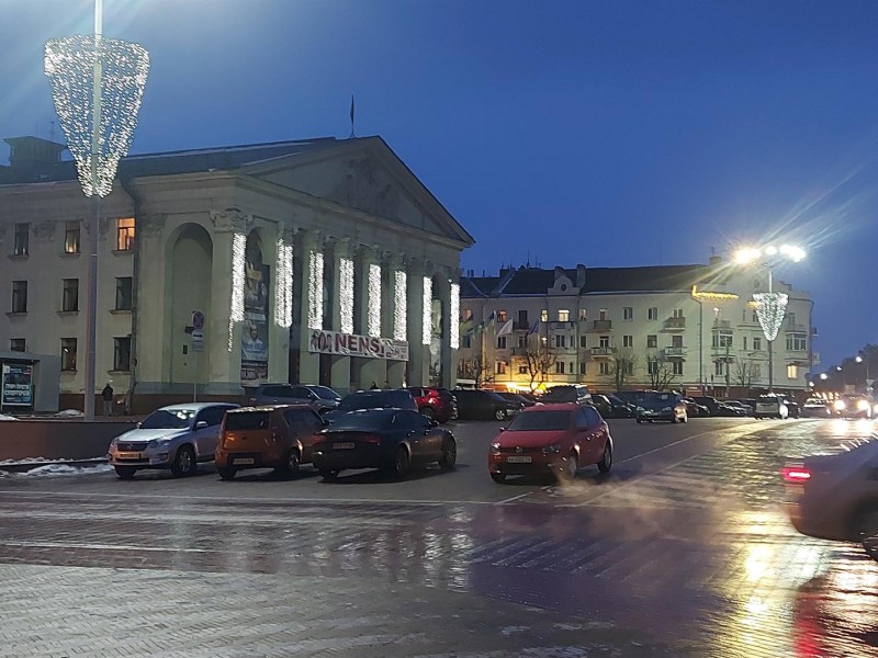 Rusia bombardea teatro en Ucrania que servía de refugio