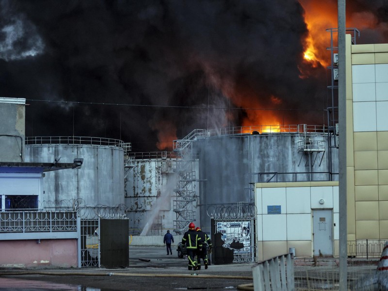 Rusia destruye la refinería más grande de Ucrania