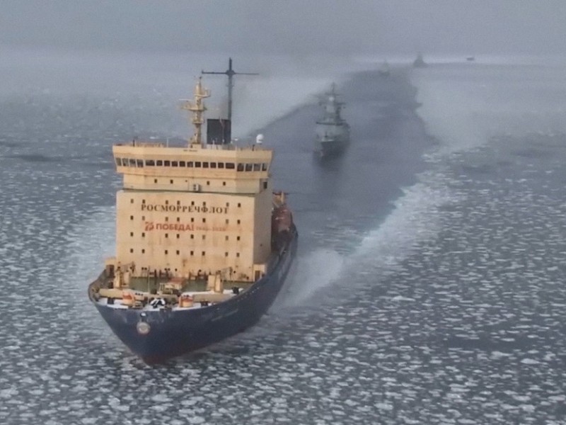 Rusia realiza ejercicios militares con buques rompe hielo