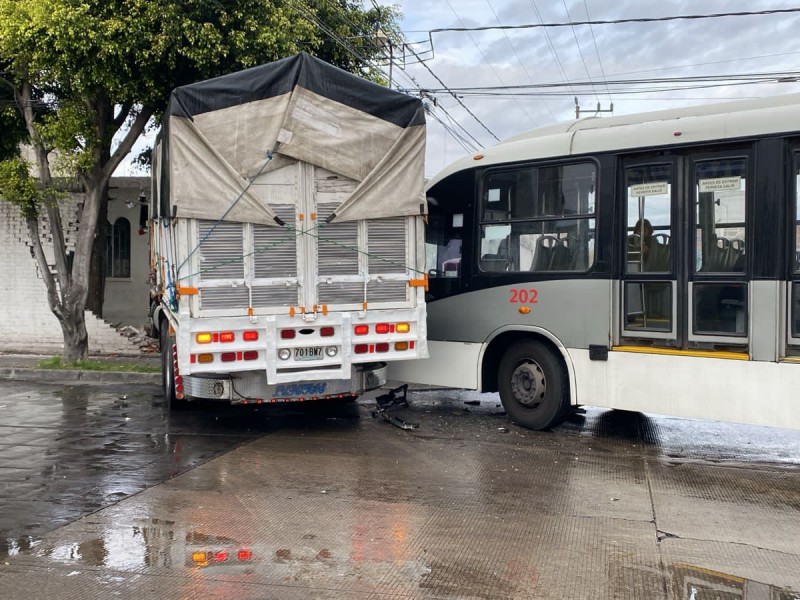 RUTA y camión chocaron contra inmueble en 30 pte