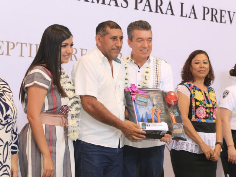 Rutilio Escandón entrega insumos del Programa para la Pevención Social