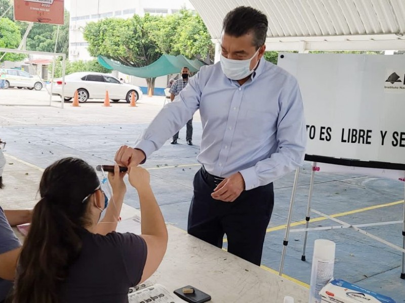 Rutilio Escandón vota en la Consulta Popular