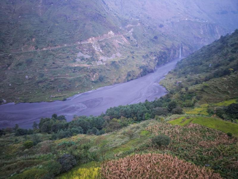 Río se desborda en Nepal y arrasa un pueblo; hay cinco desaparecidos