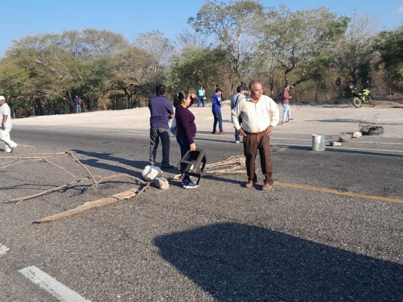 S22 bloquea en Tehuantepec; exigen devolución de aulas escolares